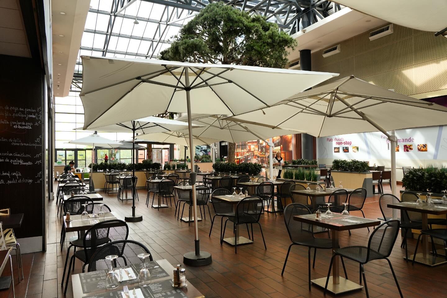 Les tables de la terrasse du Midi5